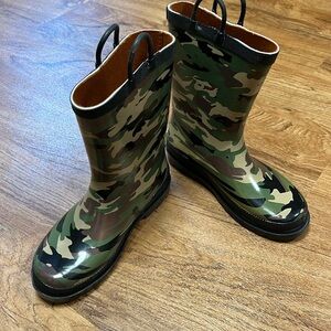 Camo waterproof rainboots youth size 3